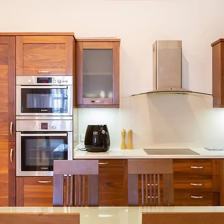 Apartman Beautiful, Seafront Spacious Apt In By 360 Estates *